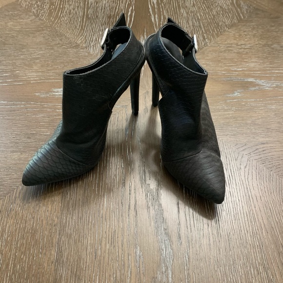 Black ankle boots with pointed toe and open back. - Picture 5 of 11